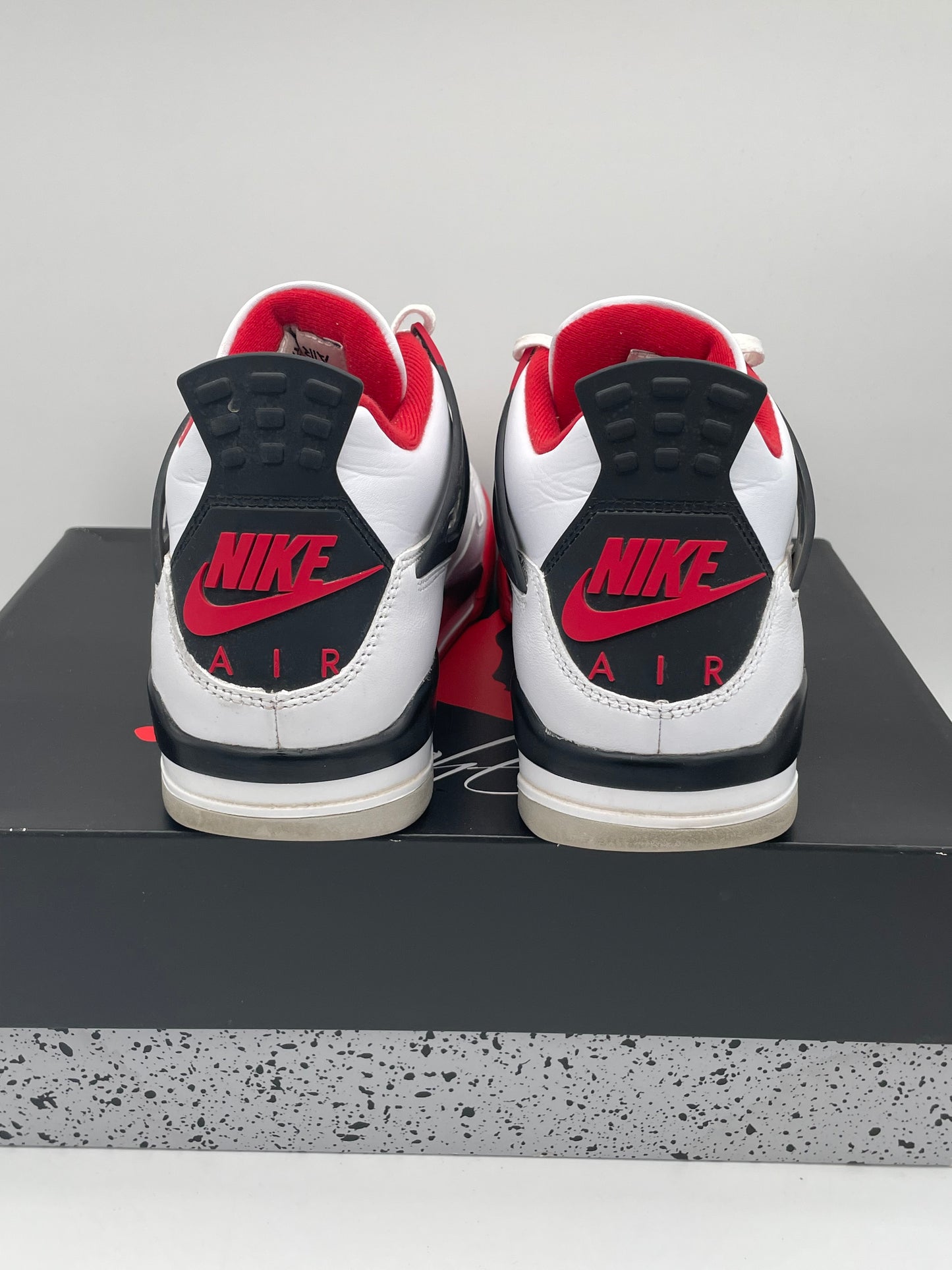 Jordan 4 fire red